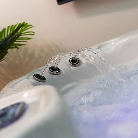 Apartmán Luxapartment Jacuzzi With Breakfast Option